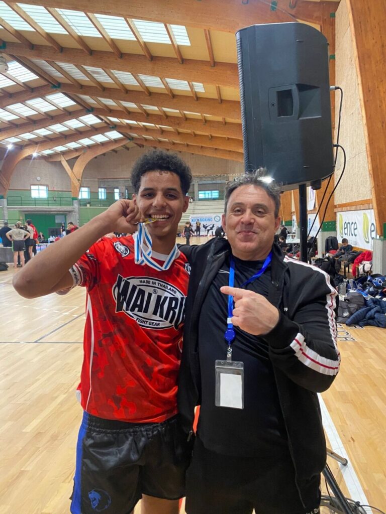 Competidores del Club Olympic Center Melilla mostrando medallas en campeonato