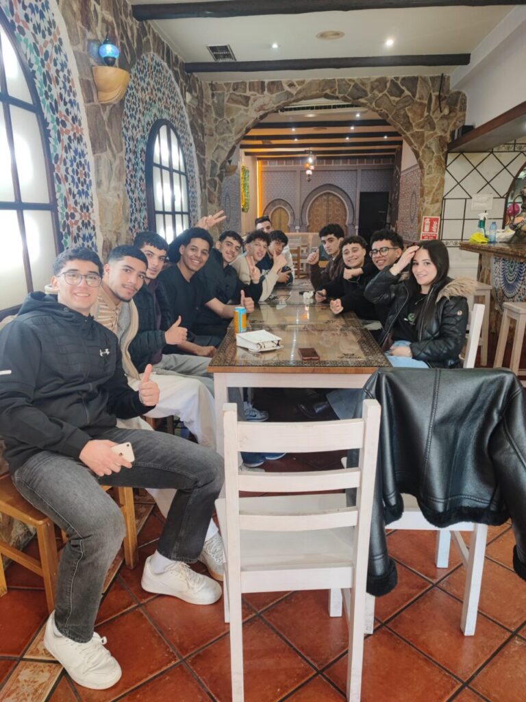Grupo de jóvenes del Club Olympic Center Melilla en un restaurante tras el campeonato
