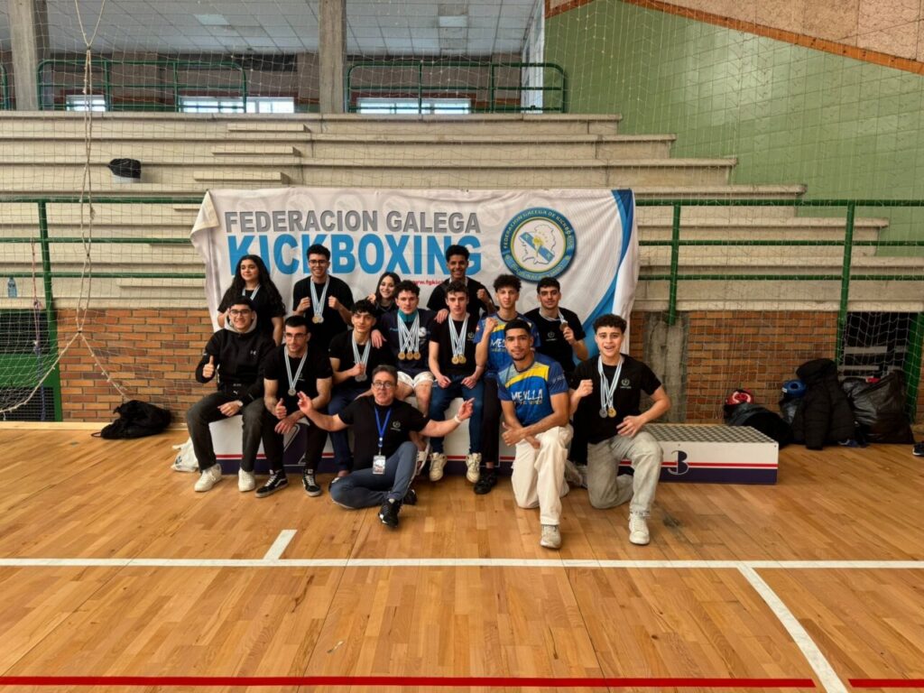 Grupo de competidores del Club Olympic Center Melilla con medallas en campeonato de kickboxing