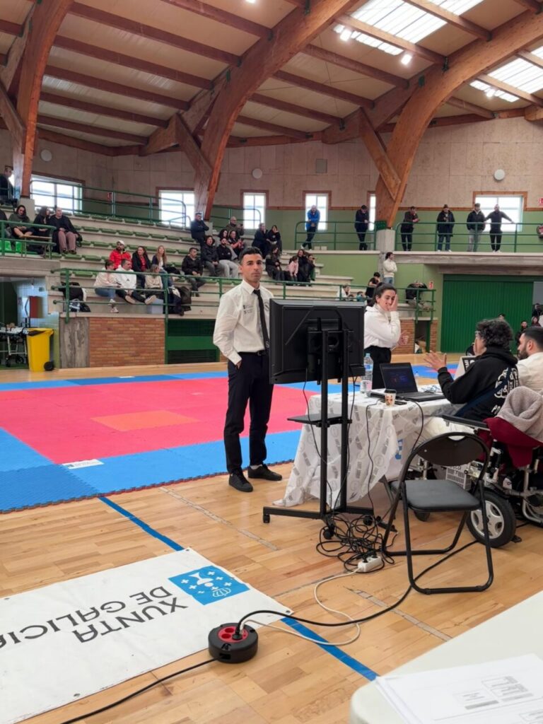 Competencia de kickboxing en el Campeonato de Galicia con jueces y participantes