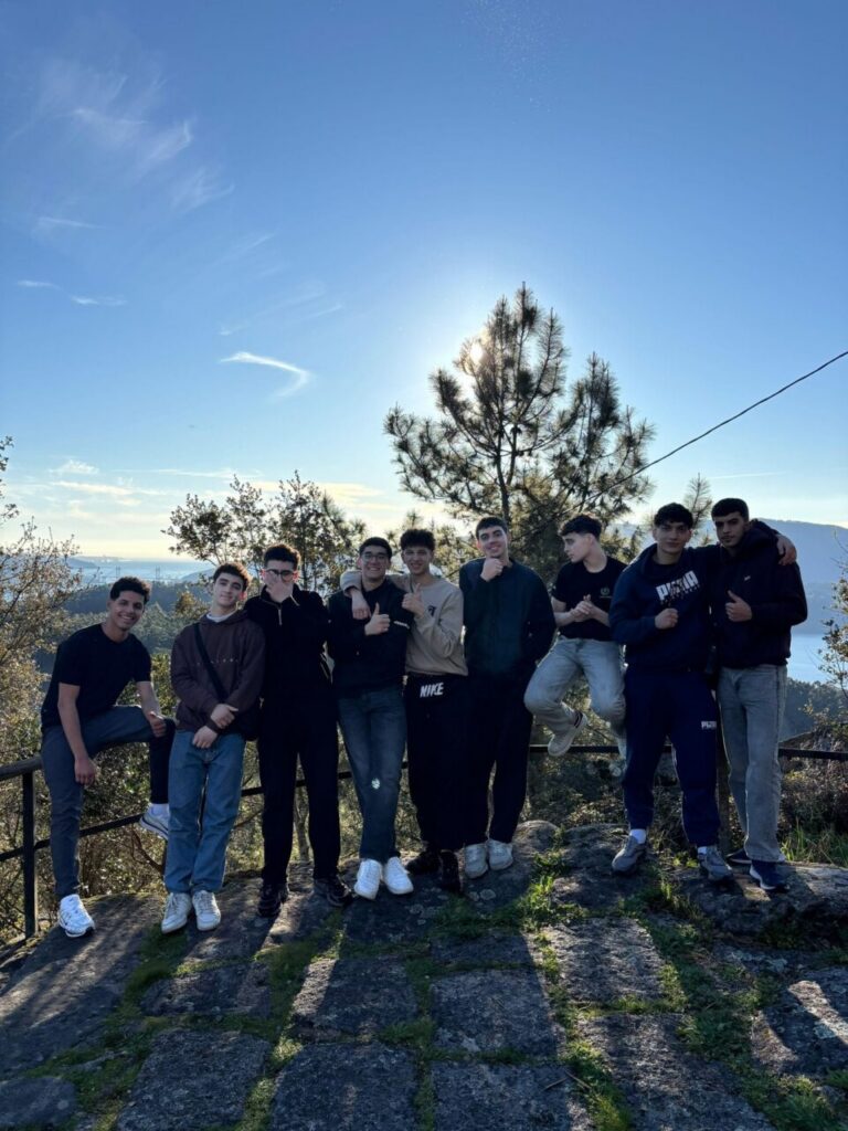 Grupo de jóvenes del Club Olympic Center Melilla en un evento deportivo