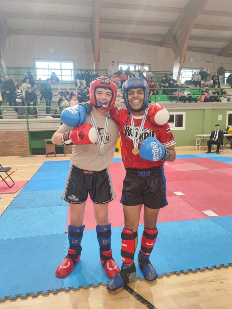 Dos competidores del Club Olympic Center Melilla sonríen tras ganar medallas en el campeonato.