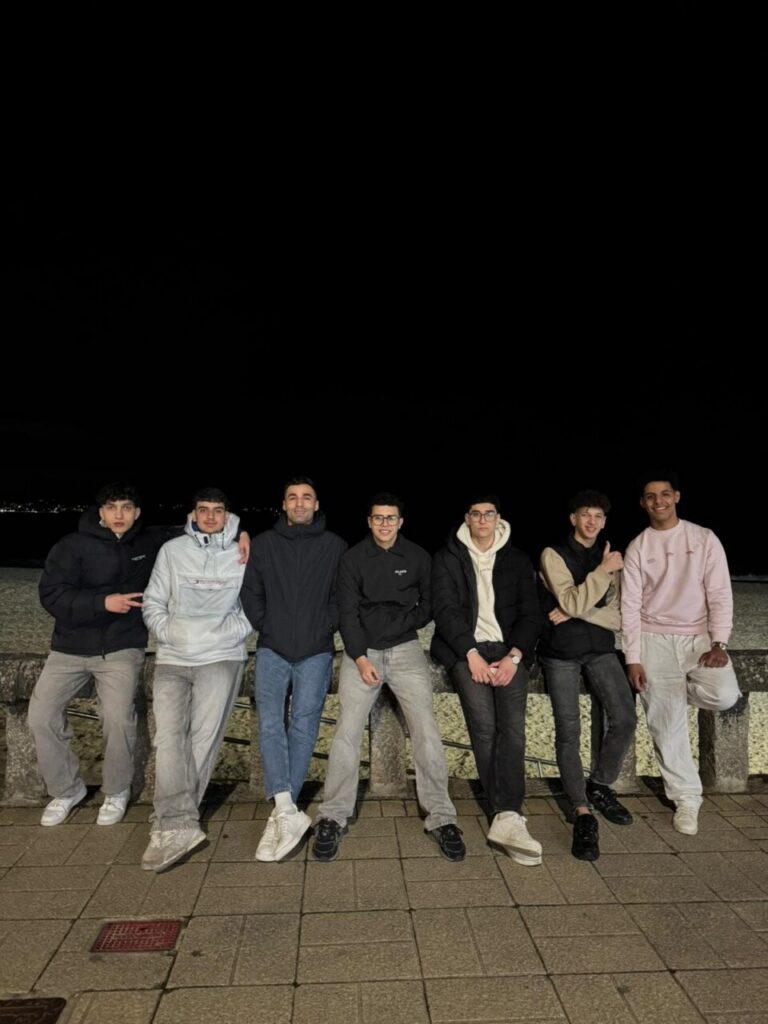 Grupo de jóvenes del Club Olympic Center Melilla en el Campeonato de Galicia