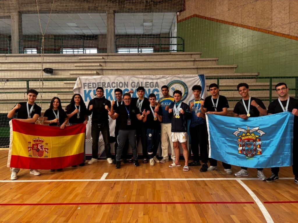 Equipo del Club Olympic Center Melilla con medallas en el campeonato de Galicia