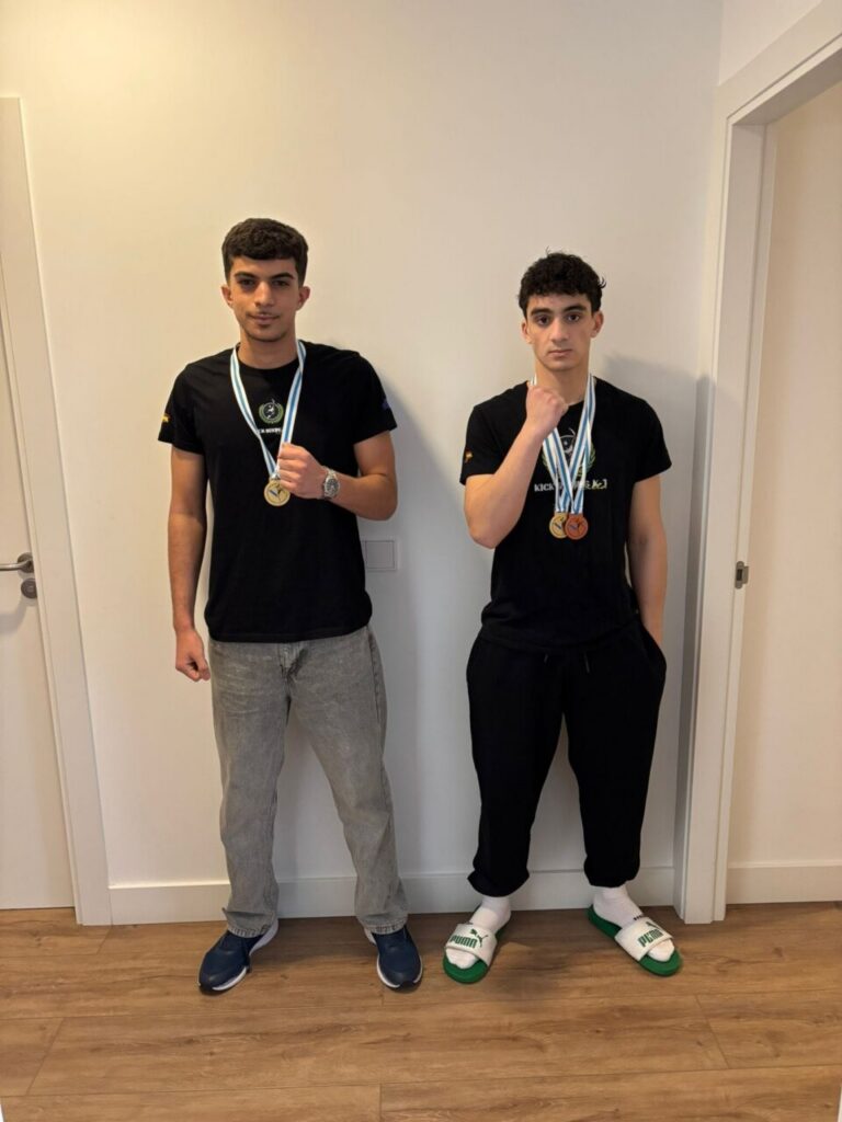 Dos jóvenes del Club Olympic Center Melilla mostrando sus medallas de kickboxing