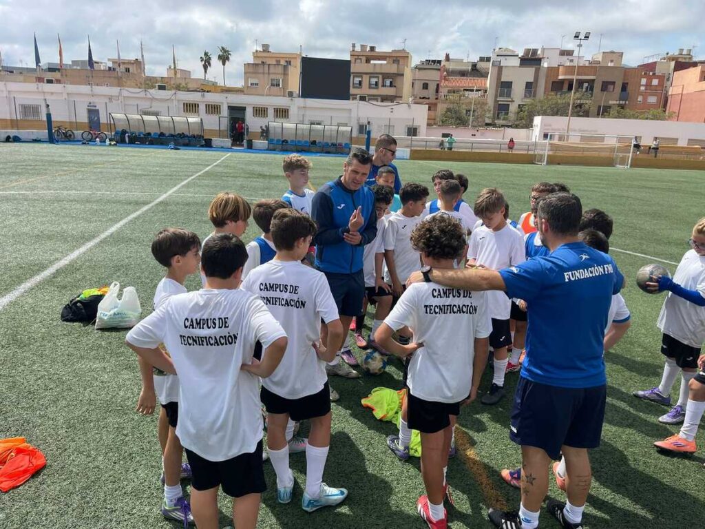 Grupo de jóvenes deportistas en el campus de tecnificación de fútbol