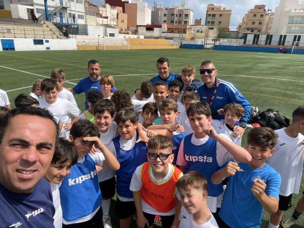 Grupo de jóvenes deportistas en el XIV Campus de Tecnificación de Fútbol