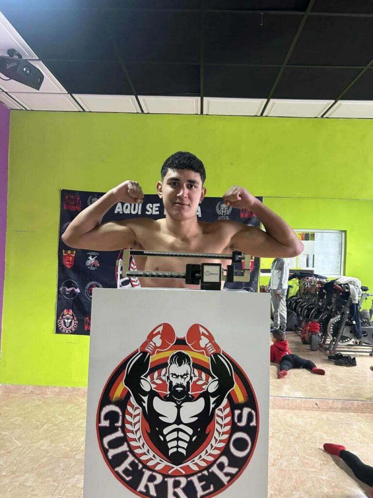 Joven boxeador posando en la Gala Guerrero de Murcia