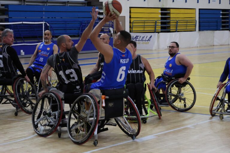 Jugadores de baloncesto en silla de ruedas durante un partido en el pabellón