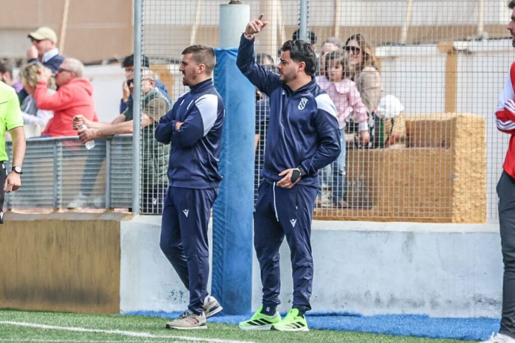 Entrenadores y cuerpo técnico de la U.D. Melilla durante un partido