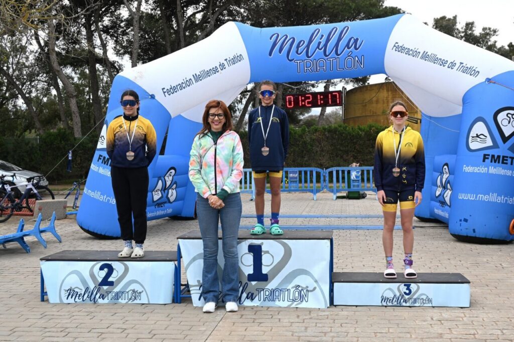 Podio del XVI Duatlón Ciudad de Melilla con ganadores y medallistas