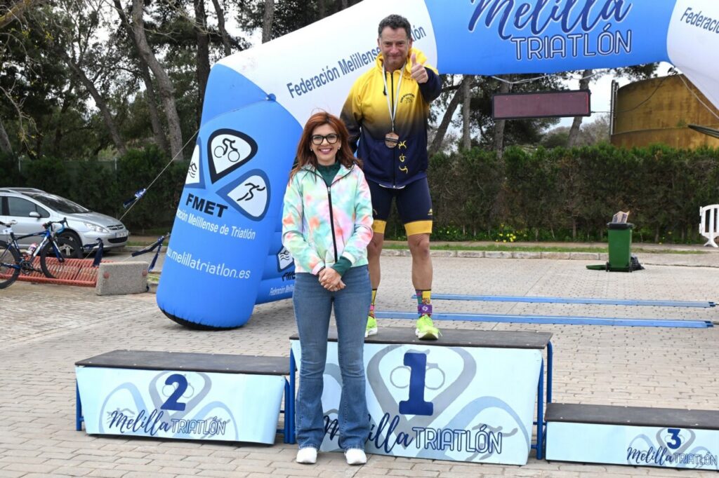 Víctor Zubicoa y Lucía Faus en el podio del Duatlón Ciudad de Melilla
