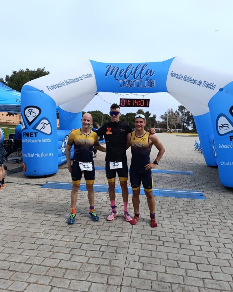 Tres atletas posando en la meta del Duatlón Ciudad de Melilla