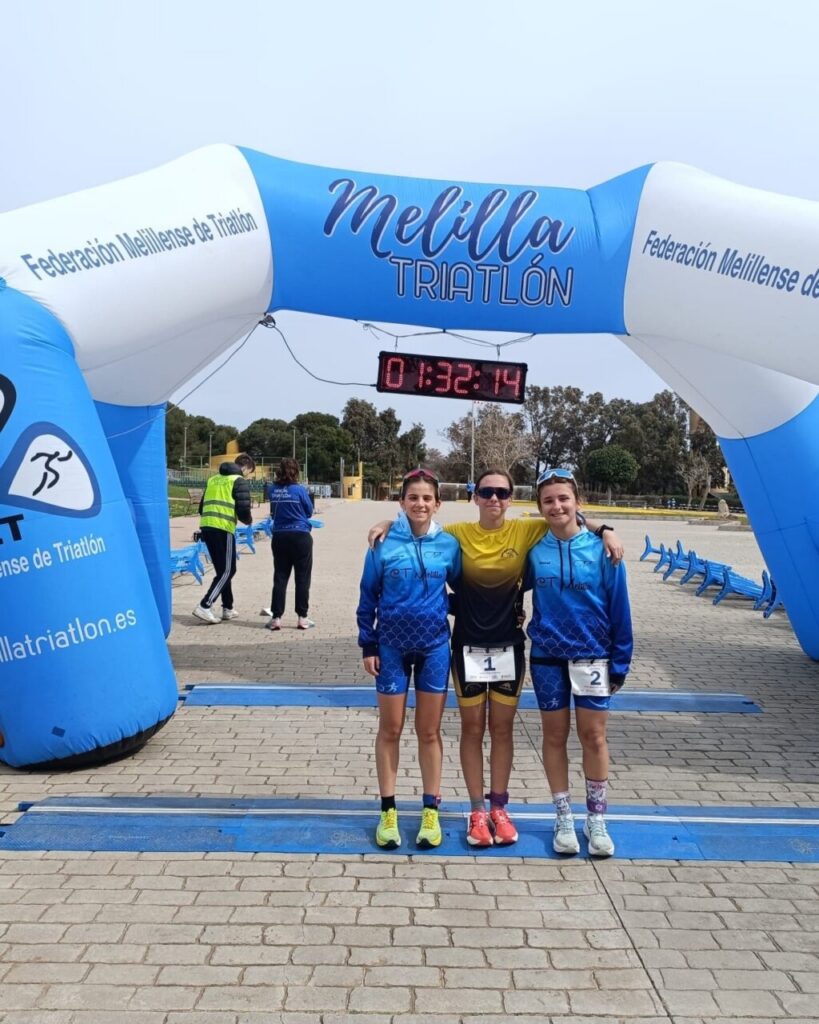 Tres competidoras posando en la meta del Duatlón Ciudad de Melilla