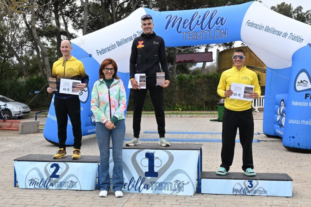 Ganadores del XVI Duatlón Ciudad de Melilla en el podio