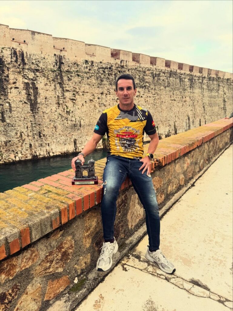 Edu Calderay posando con trofeo tras carrera en Ceuta