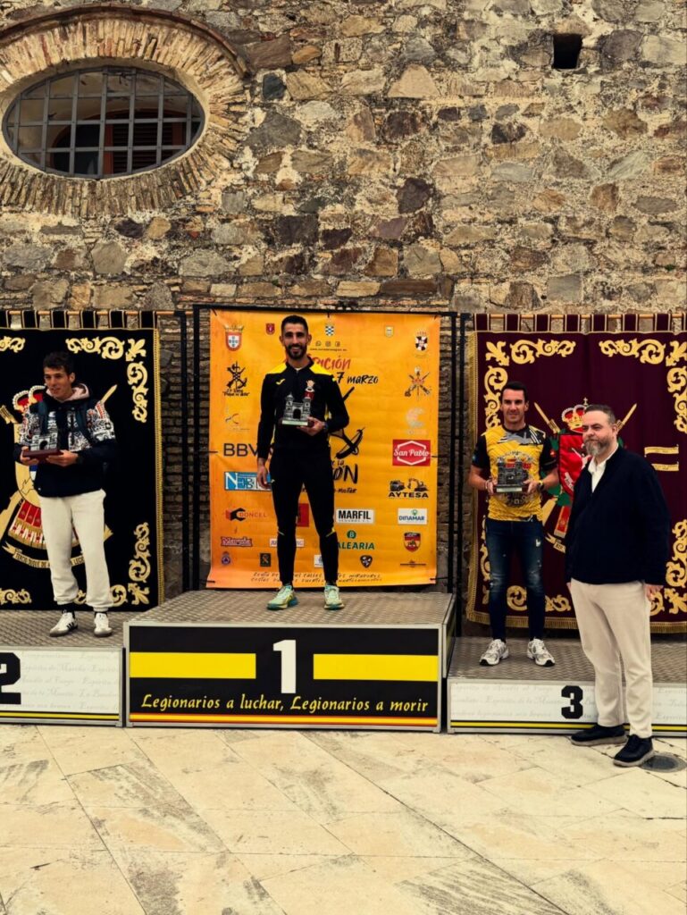 Edu Calderay en el podio tras ganar tercer lugar en Ceuta