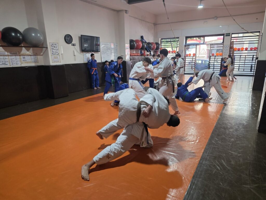 Judokas entrenando en la Escuela KogyJudo de Melilla