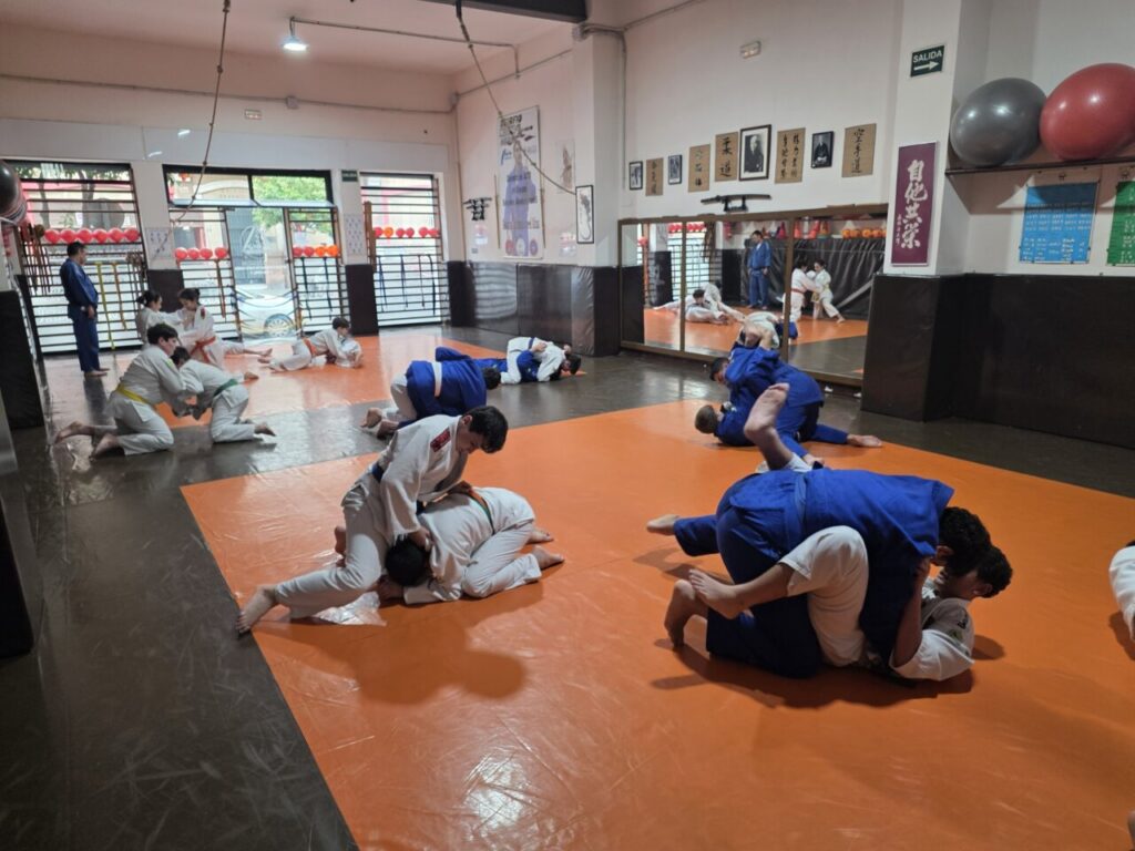 Entrenamiento de judo en la Escuela KogyJudo de Melilla con alumnos en acción