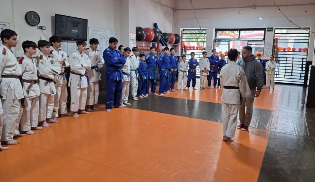 Entrenamiento de judo en la Escuela KogyJudo de Melilla con alumnos en el tatami