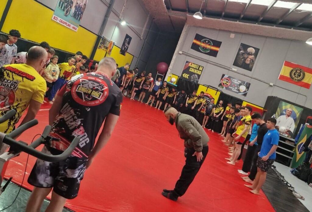 Clase de lucha en la Escuela Sub Zero con jóvenes atletas en acción