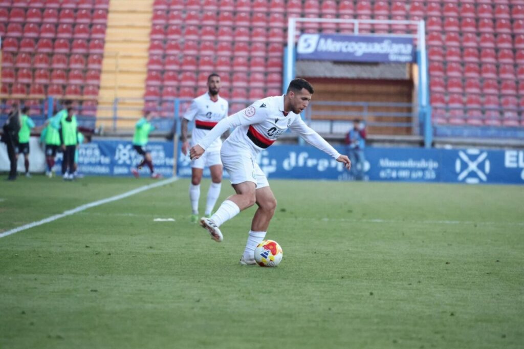 Jugador de fútbol de la U.D. Melilla en acción durante un partido