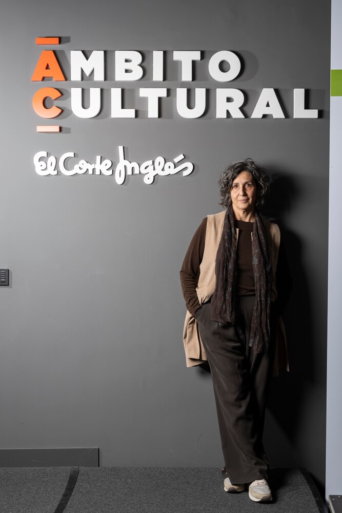 Elvira Mínguez posando en el Ámbito Cultural de El Corte Inglés
