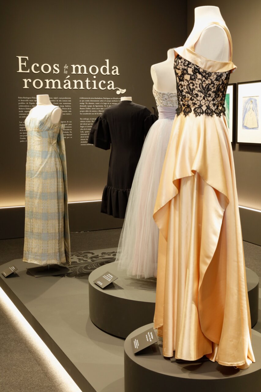 Vestidos de la exposición Ecos de la moda romántica en el museo