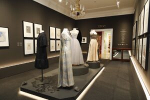 Vestidos de alta costura en la exposición Ecos de la moda romántica