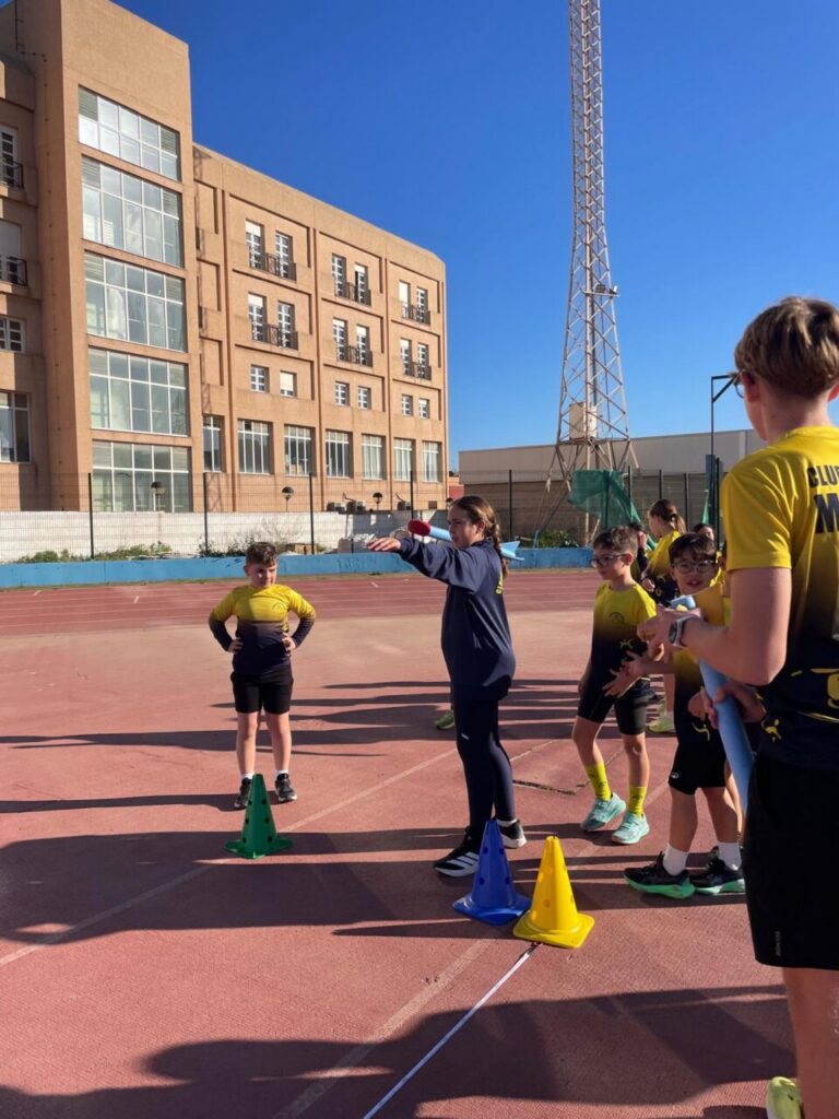 Jóvenes atletas en competición de fin de trimestre en Melilla