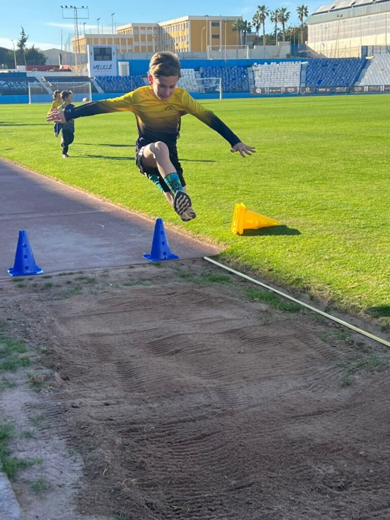 Joven atleta saltando en la competición de fin de trimestre en Melilla