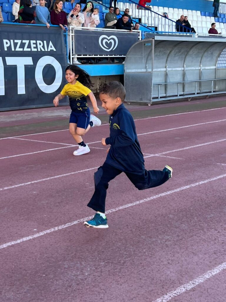 Niños corriendo en una competición de atletismo en Melilla