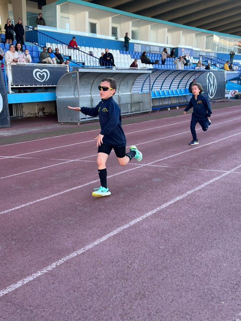 Niños corriendo en una competición de atletismo en Melilla