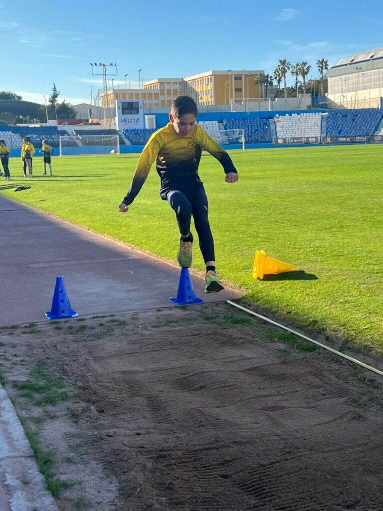 Joven atleta saltando en la competición de fin de trimestre en Melilla