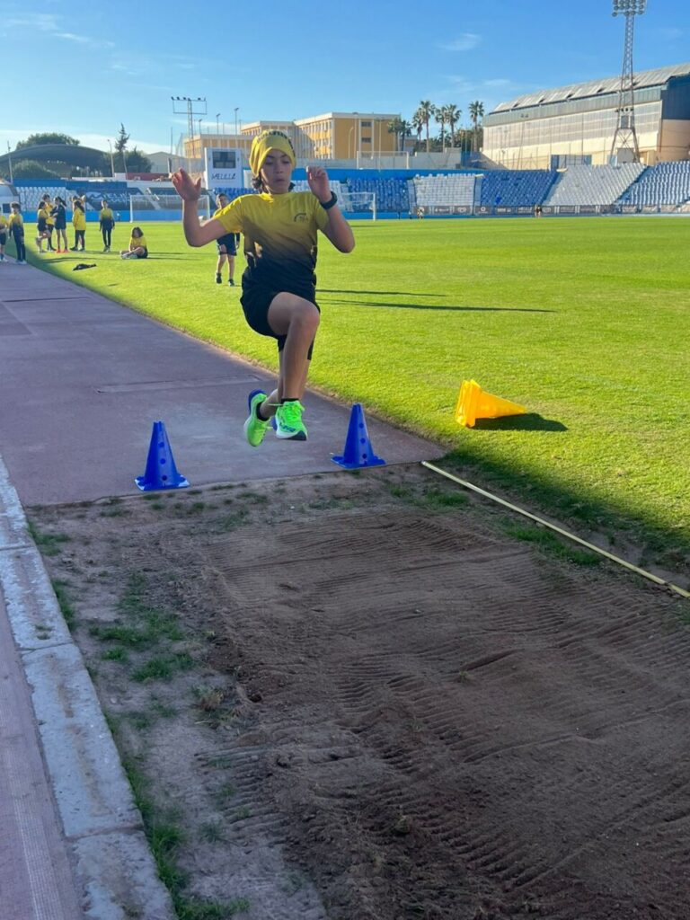 Joven atleta saltando en la competición de fin de trimestre en Melilla