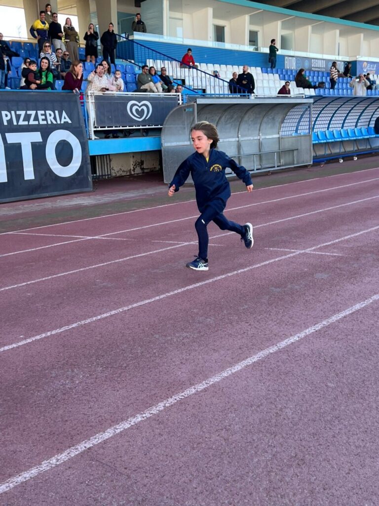 Niña corriendo en una competición de atletismo en Melilla