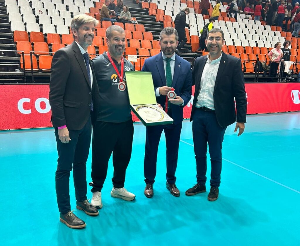 Entrega de medallas al Club Voleibol Melilla tras la final de la Copa del Rey.