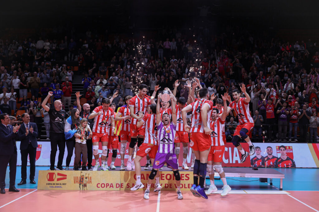 Jugadores del Club Voleibol Melilla celebrando en la final de la Copa del Rey