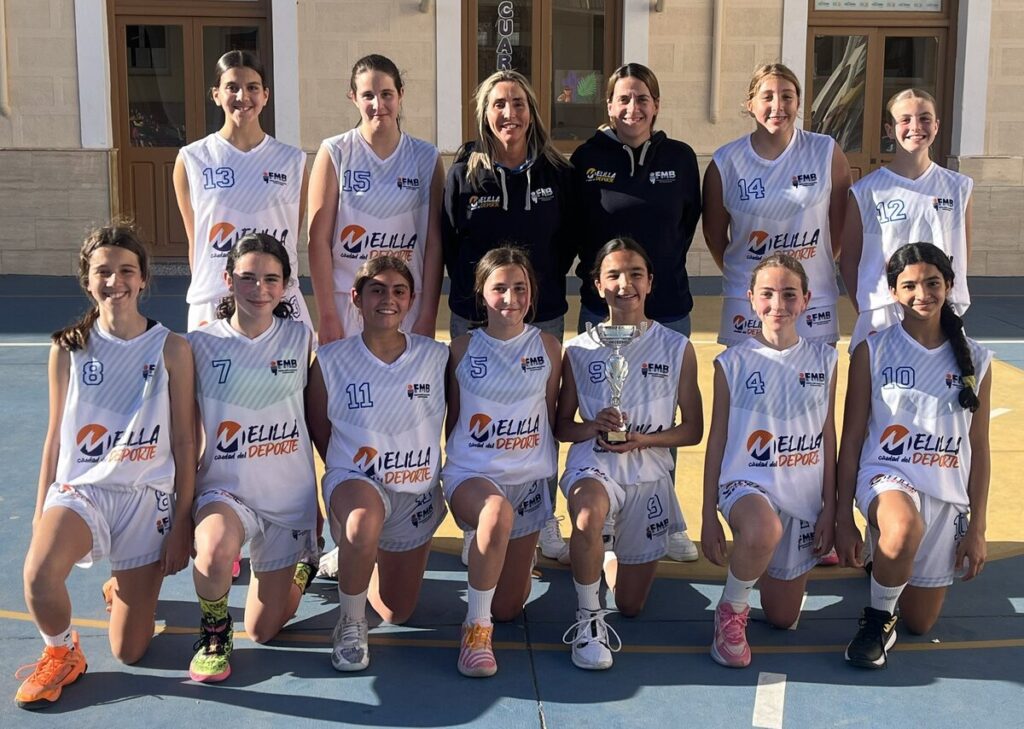 Equipo femenino de baloncesto con trofeo en el Torneo Preinfantil FMB 2026