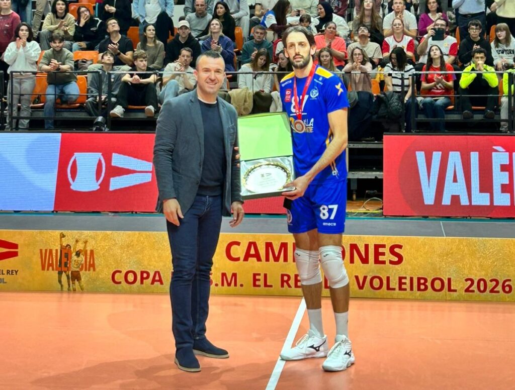 Jugadores del Club Voleibol Melilla recibiendo un premio tras la final