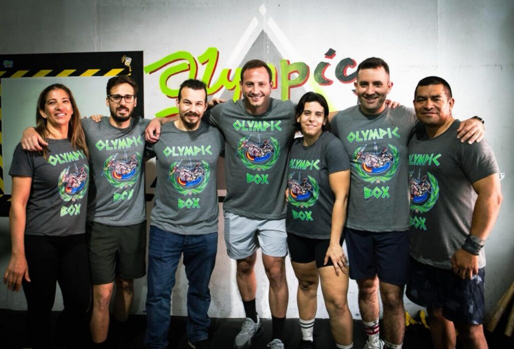 Grupo de deportistas en el Club Olympic Box durante un evento de fitness