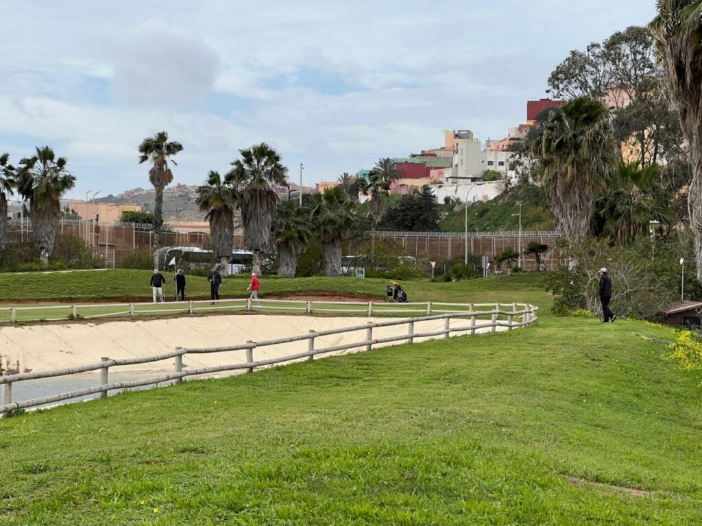 Jugadores en el campo de golf del Club Amigos del Golf de Melilla