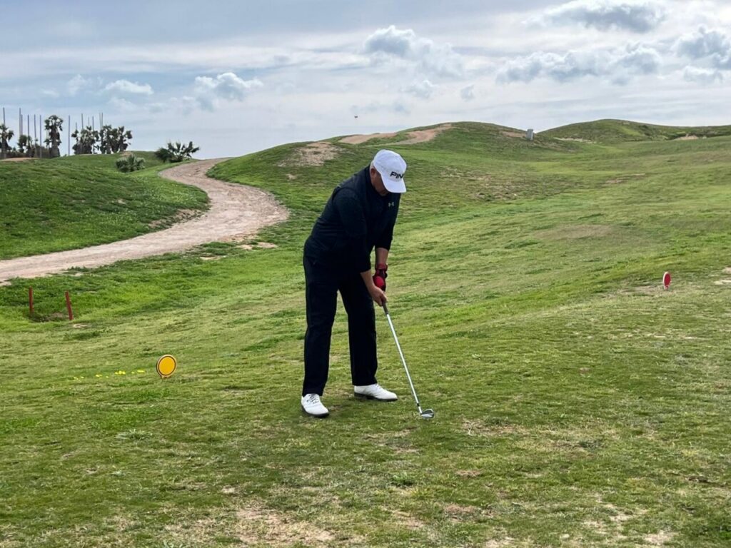 Jugador en el campo de golf durante la segunda prueba de la Liga 2026 en Melilla