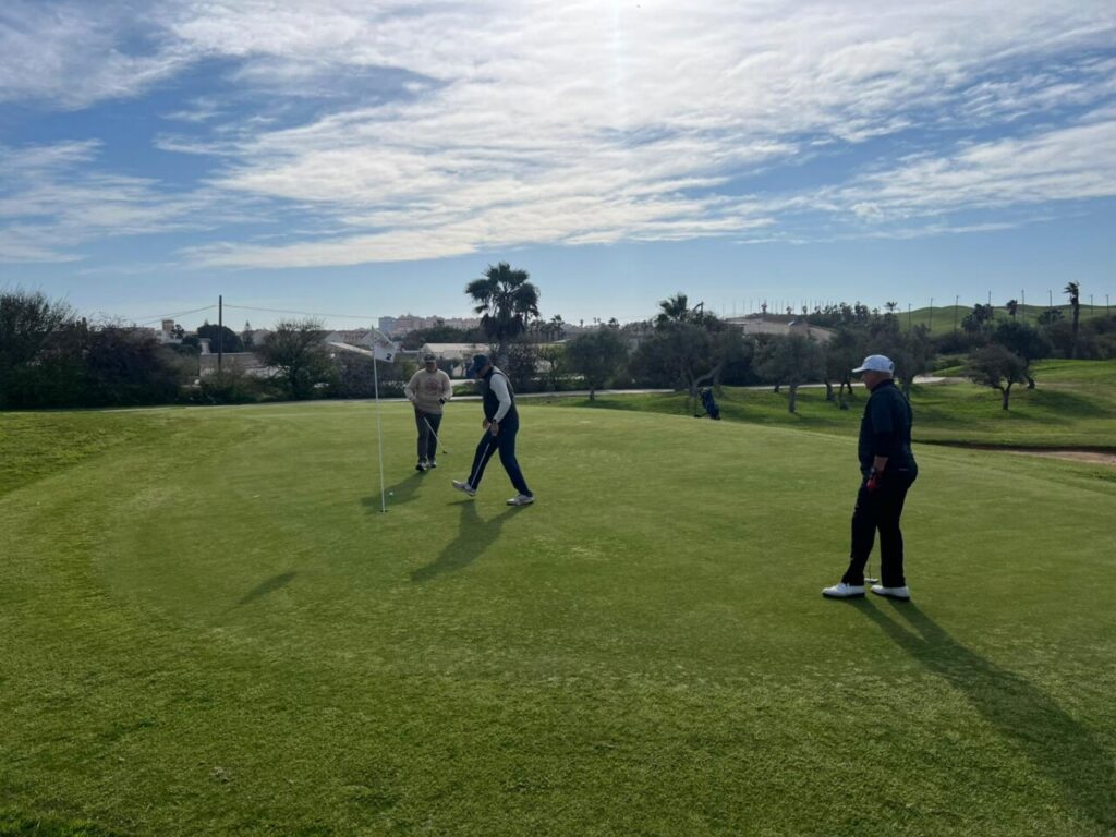 Jugadores en el campo de golf durante la segunda prueba de la Liga 2026 en Melilla