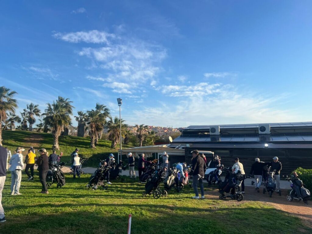 Jugadores en el Club Amigos del Golf de Melilla durante la Liga 2026