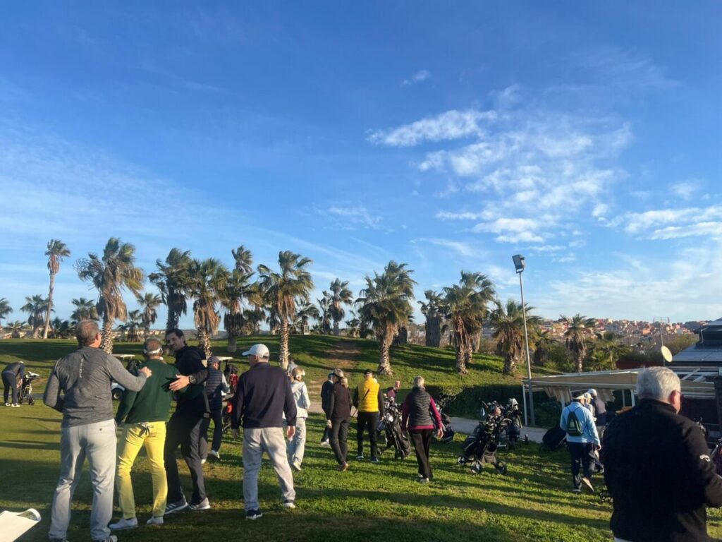 Jugadores en el campo de golf de Melilla durante la segunda prueba de la Liga 2026
