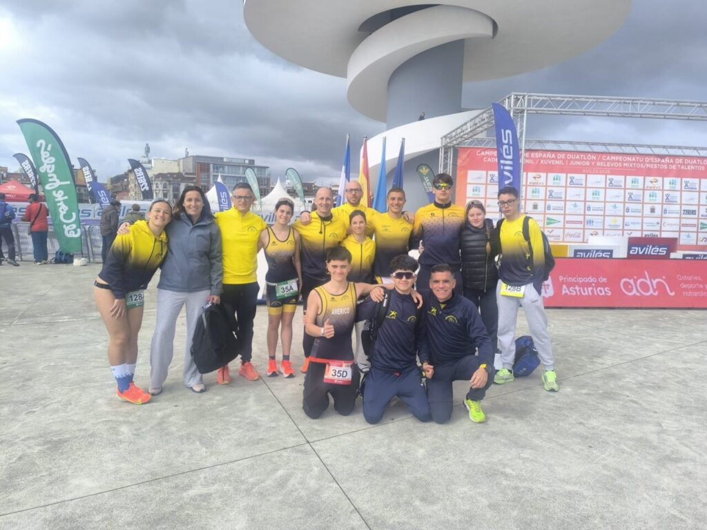 Grupo del Club Atlético Melilla en el Campeonato de Duatlón en Avilés