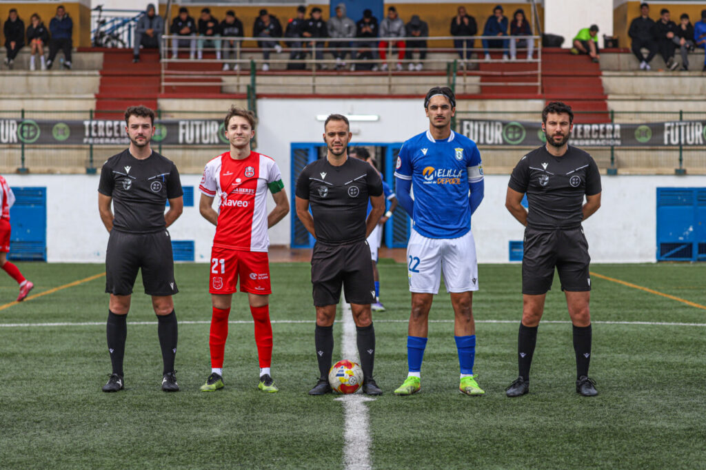 Jugadores y árbitros alineados antes del partido entre U.D. Melilla y C.D. Torreperogil.