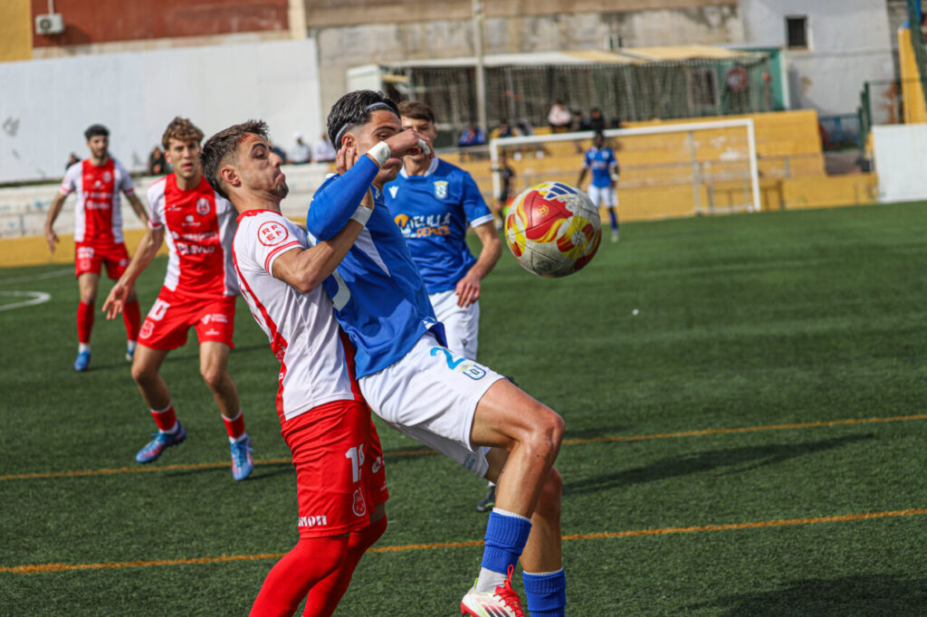Jugadores del filial de la U.D. Melilla en un partido contra el C.D. Torreperogil