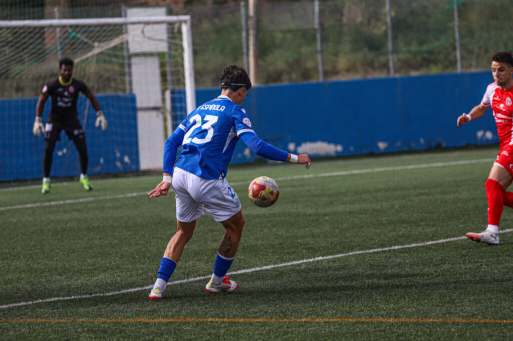 Jugador del filial de la U.D. Melilla en un partido de fútbol